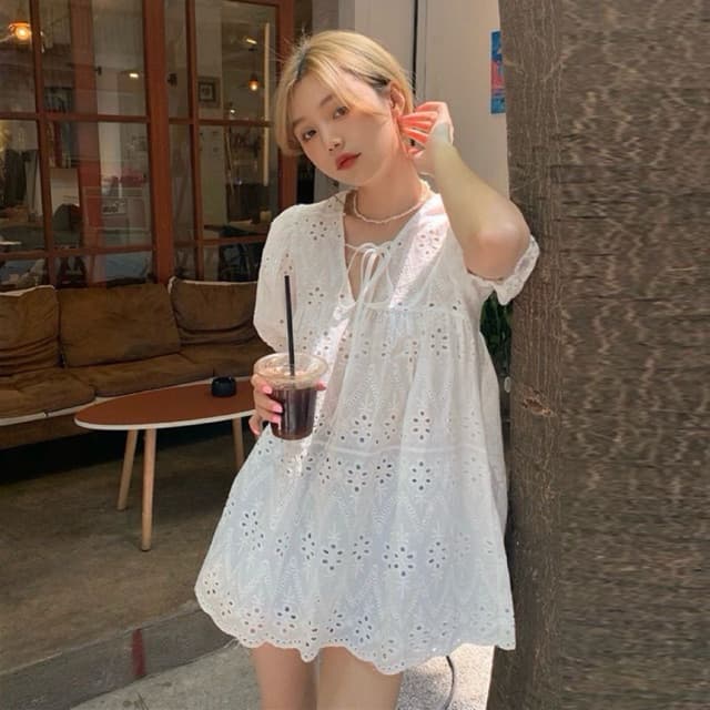 [BIGSIZE L-4XL] Áo Babydoll Trắng Nữ Ngắn Tay Thiết Kế Ren Rỗng Màu Trắng Rộng Rãi Du Lịch Mùa Hè 2026