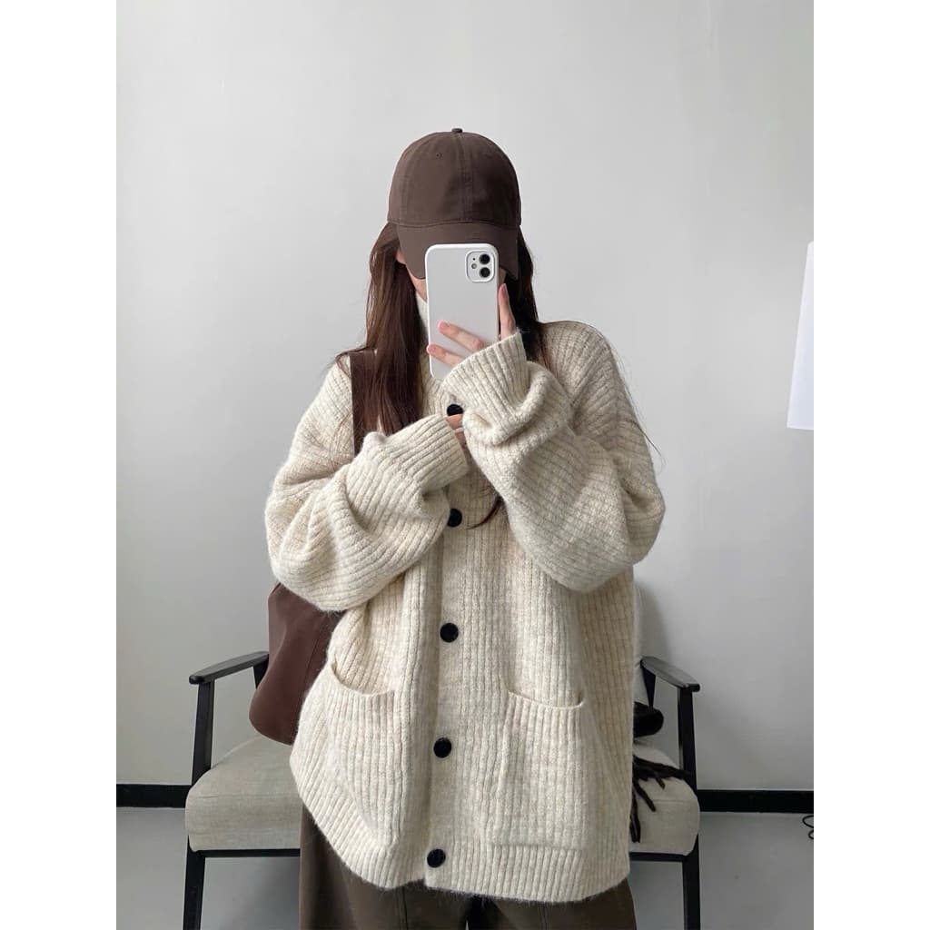 [BIGSIZE 65-90kg] Áo Cardigan Len Khoác Ngoài Bigsize Nữ Cổ Cao Dài Tay Cài Cúc Túi Trước Form Rộng Hàn Quốc 2026